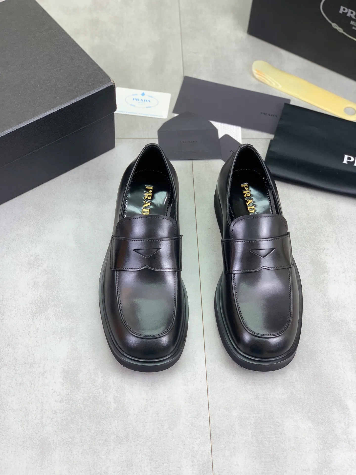 Factory price P840 💰Original quality, top version🔱 ＰＲＡＤＡPrada. Men's business casual leather shoes, top quality cow leather. 1:1 shipment ⬆️Luxurious and noble, all made of imported original first-layer fine suede cowhide, just to create a more comfortable wearing experience. Upper: original comfortable open-edge bead-rubbed calfskin ➕Top imported water-dyed full cow lining, original high-end lightweight and comfortable TPU combination bottom ✔️Code number: 39-44 (38 45 Can be customized)